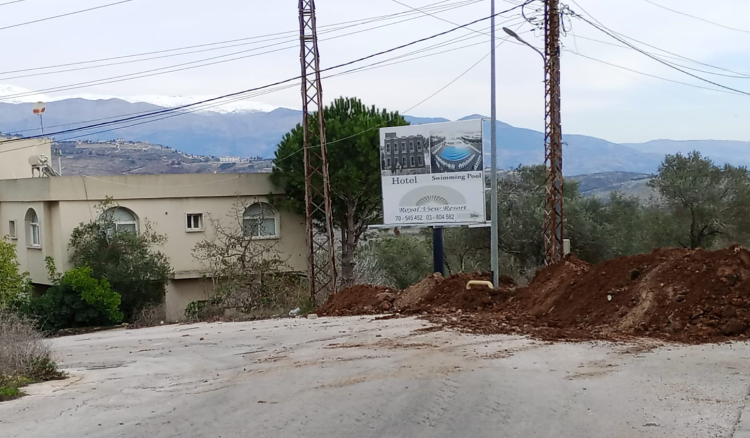 الجيش يغلق 3 مفترقات في برج الملوك بالسواتر الترابية