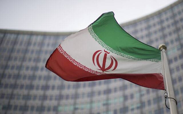 إيران تجري مناورات حربية في مواجهة التوترات مع إسرائيل وعودة ترامب