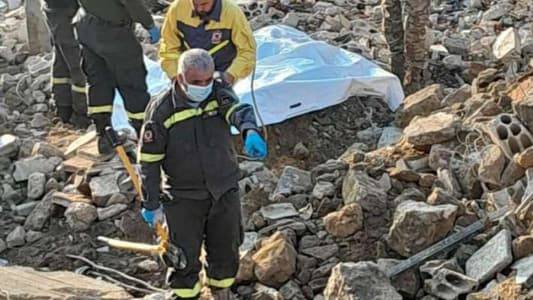 فرق الدفاع المدني تواصل البحث عن جثامين شهداء