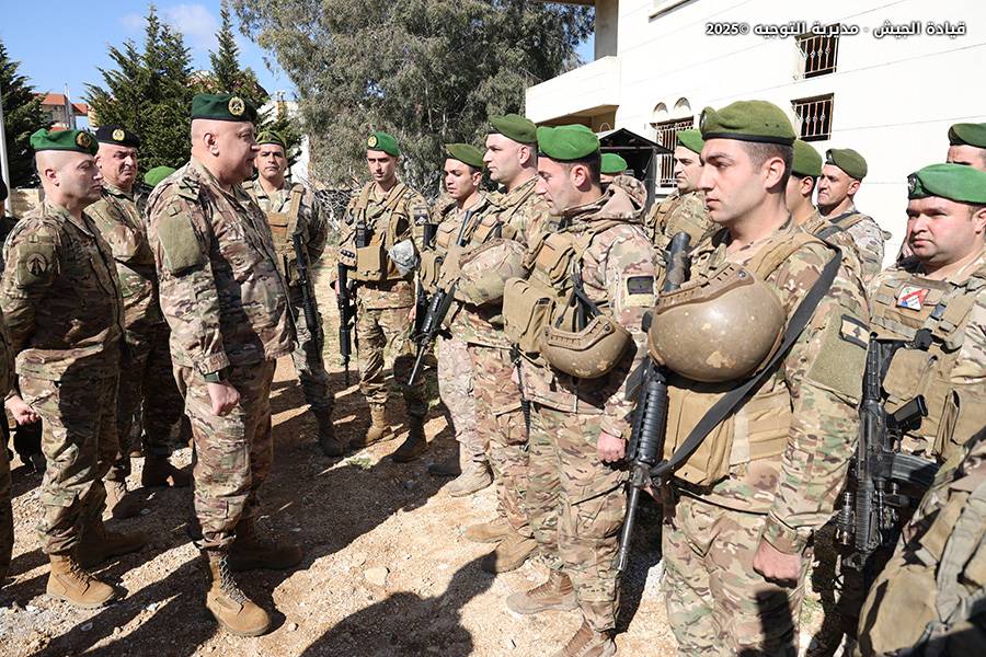 قائد الجيش بالنيابة ينوه من الجنوب بإصرار العسكريين والضباط على أداء الواجب