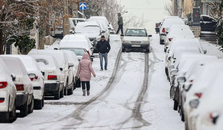 إيران تغلق المدارس والإدارات الحكومية وسط موجة برد قاسية