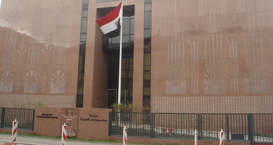 السفارة المصرية تدين الاعتداء على 