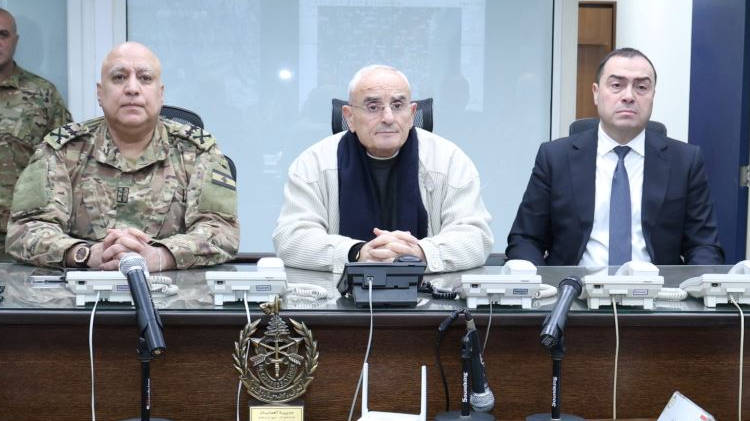 وزير الدفاع يتفقد غرفة العمليات في قيادة الجيش