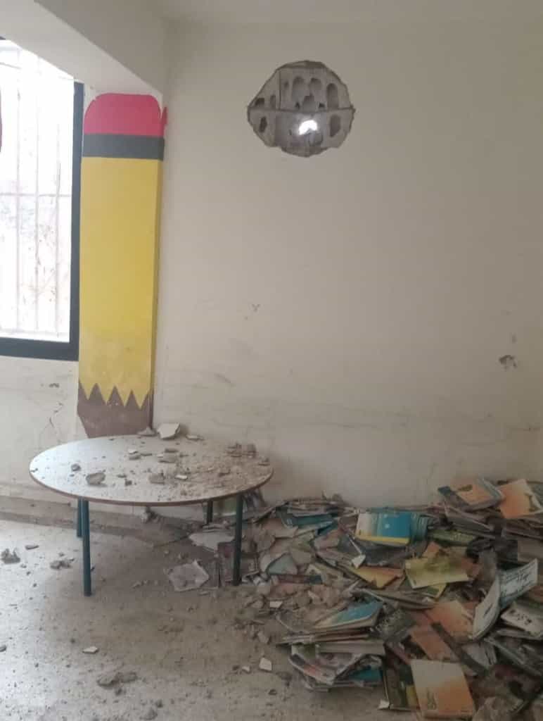تضرر مدرسة في وادي خالد جراء العدوان الإسرائيلي ليلاً