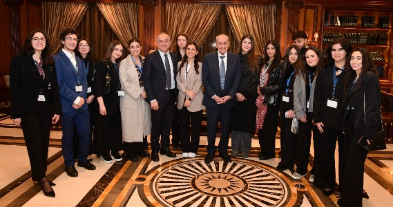 بري يستقبل طلاباً واكبوا جلسة مناقشة البيان الوزاري