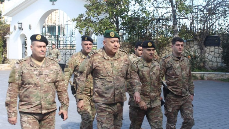 تبرُّع قائد الجيش وعدد من الضباط بالدم لدعم الطبابة العسكرية