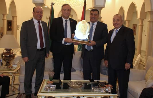 سفير لبنان لدى المملكة يكرّم محمد الحوت