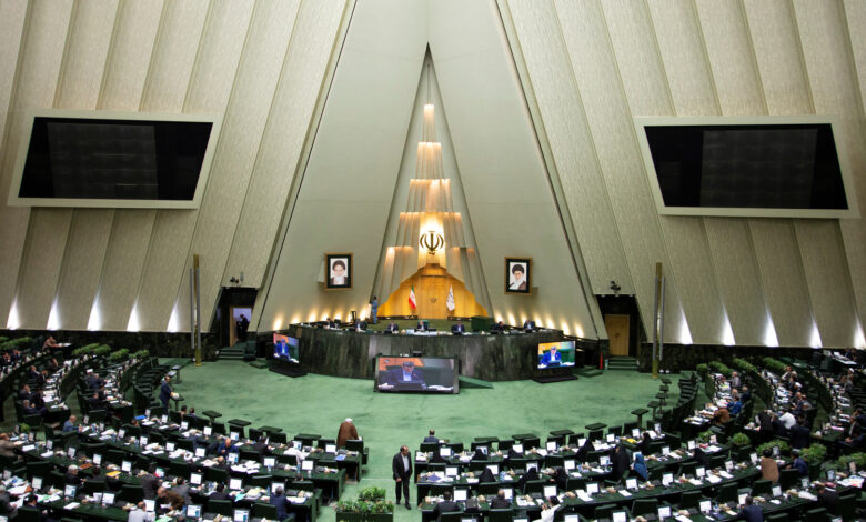 برلمان إيران يرفض تدريس لغات الشعوب غير الفارسية