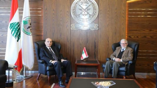 وزير الدفاع يعرض مع سفيري اسبانيا وكندا للتطوّرات