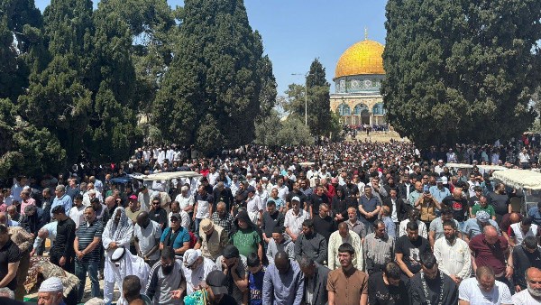 نحو 90 الف مصل أدوا صلاة  الجمعة الأولى من شهر رمضان في رحاب المسجد الأقصى