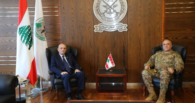 وزير الدفاع يبحث مع زواره في التطورات