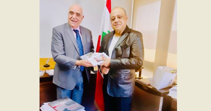 القصيفي يتسلم من عساف مجموعة كتب من ضمنها رواية 