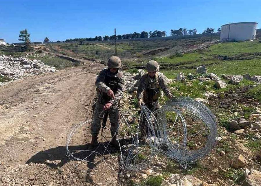 بالصور: الجيش يزيل شريطًا شائكًا للعدو الإسرائيلي في منطقة بركة ريشا في الجنوب