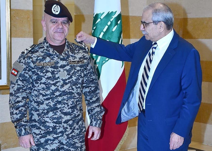 سلام هنأ لاوندس وعلق على كتفيه شارة رتبة لواء