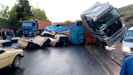 انقلاب شاحنة مع حمولتها.. وتسرّب مازوت