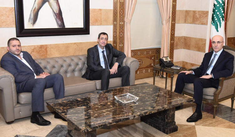 وزير الداخلية يبحث مع زواره الأوضاع العامة وشؤوناً إنمائية