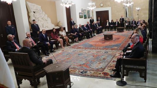 الرئيس عون خلال استقباله وفداً من مجموعة العمل الأميركية لدعم لبنان: ملتزمون بتنفيذ الإصلاحات وبالقرار 1701 بشكل كامل وبقاء إسرائيل في النقاط الخمس التي احتلتها لن يكون مفيداً للبنان بل يزيد الوضع تعقيداً