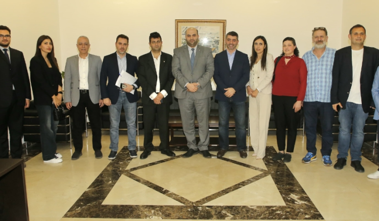 وزير الصحة يعرض مع نقيب الصيادلة شؤون القطاع