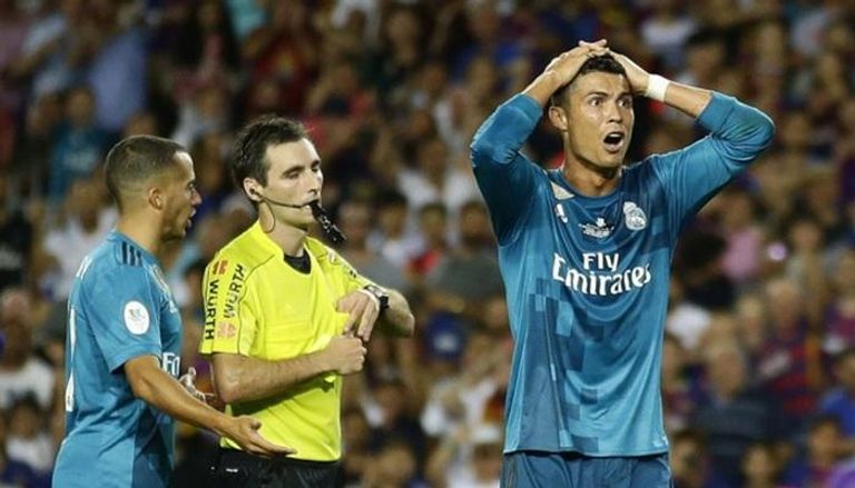 حكم الكلاسيكو.. طرد رونالدو وأشعل فتيل الغضب