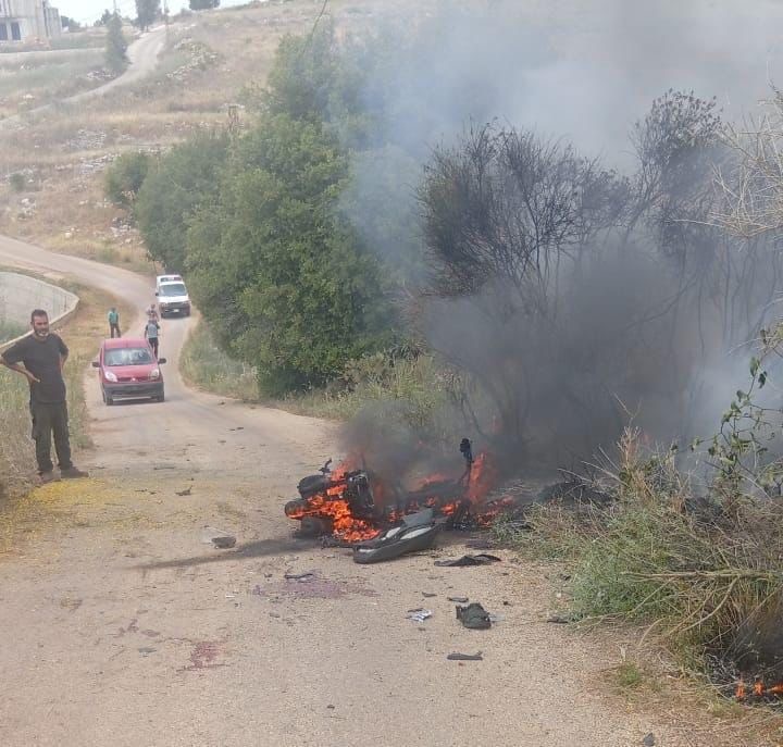 فرق الاسعاف تنقل جثمان شهيد سقط في غارة استهدفت دراجة نارية في بلدة حولا في القطاع الشرقي