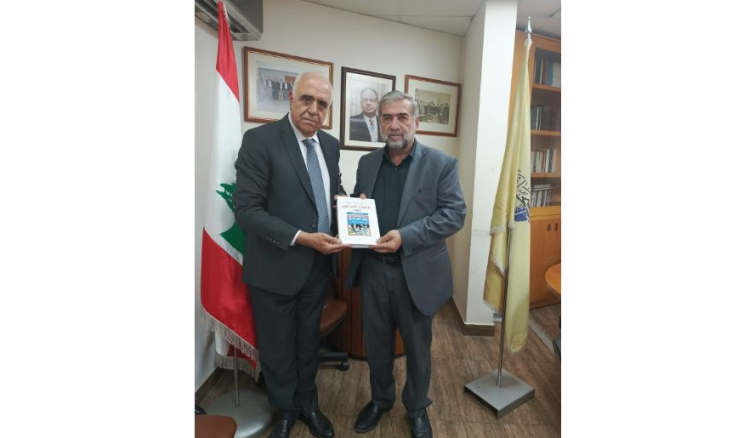 القصيفي تسلم من  نسيب حطيط  كتابه 