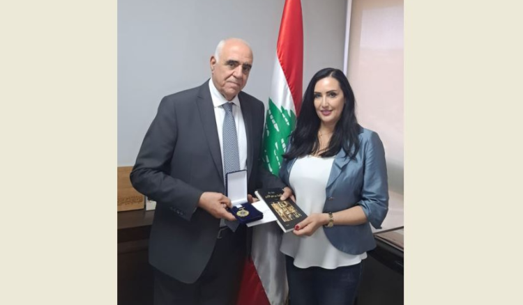 القصيفي يتسلم من ماجدة داغر ديوانها الجديد