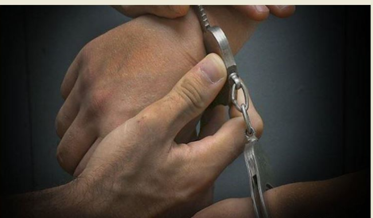 توقيف قاصر استغلّ عمله في أحد الملاعب للتحرّش بالفتيات