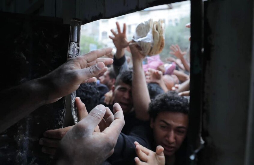 فلسطينيون يتدافعون للحصول على الخبز في غزة