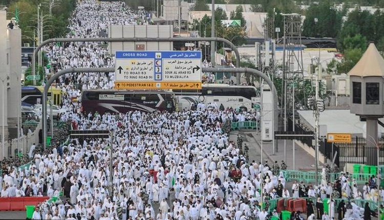 الحجّاج يؤدون الركن الأعظم للحجّ على جبل عرفات تحت شمس حارقة