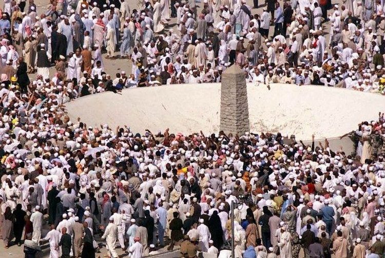 الحجاج يرمون جمرة العقبة الكبرى في مشعر منى
