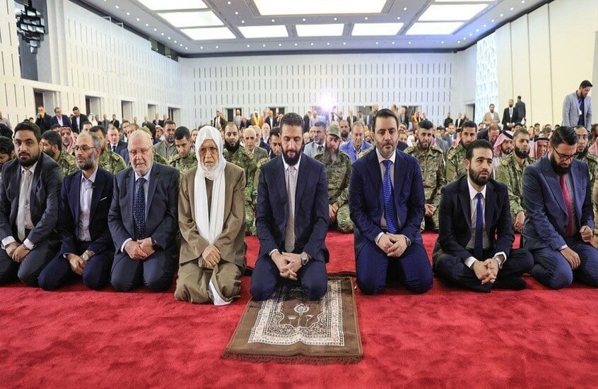 لماذا أثارت سجادة الشرع الجدل في عيد الأضحى؟