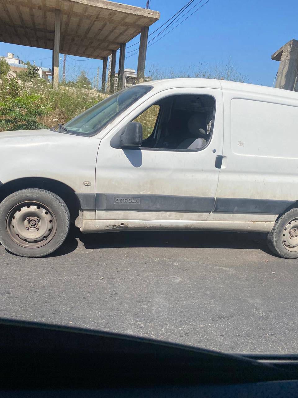 نجاة سائق الرابيد المستهدف بالغارة في قلاويه نظرا لانفجار الصاروخ قريبا منها