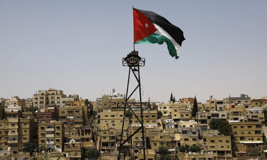 الأردن يعيد فتح مجاله الجوي بعد ليلة شهدت هجمات صاروخية إيرانية على إسرائيل