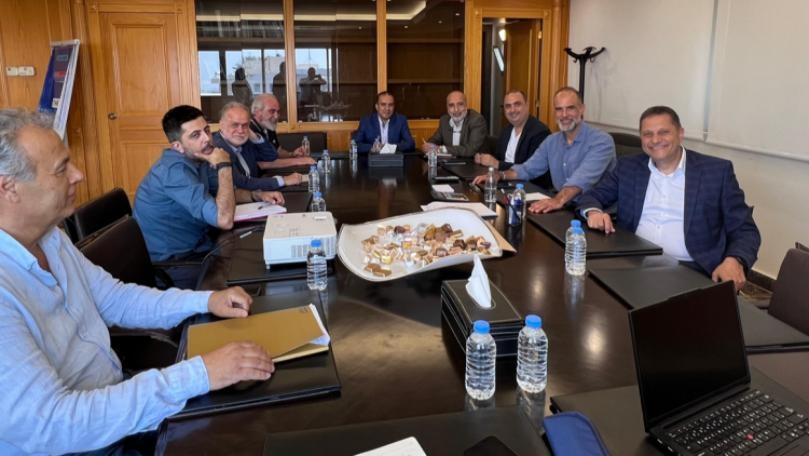 رسامني تابع سير الأعمال في المطار