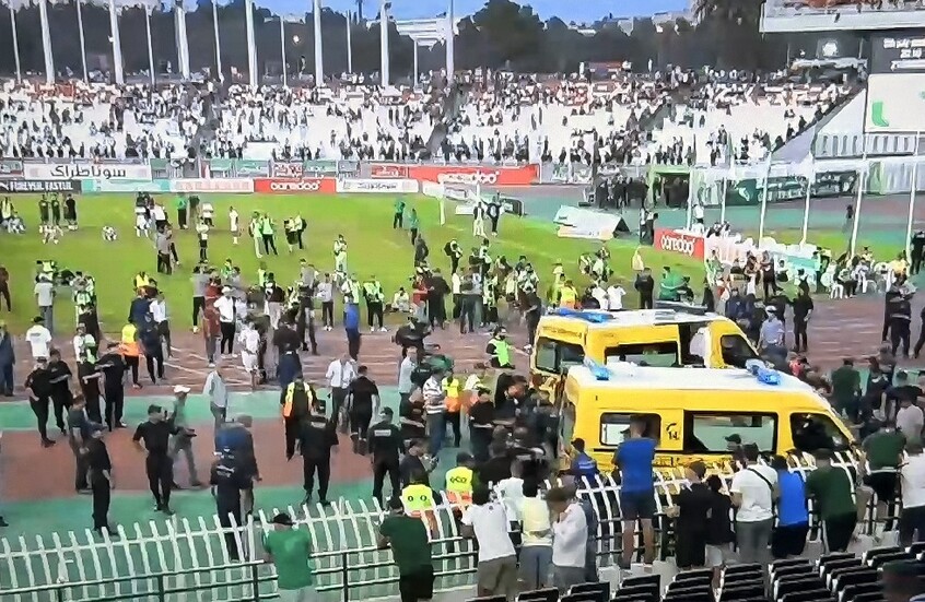 سقوط مشجعين من المدرجات يفسد احتفالات مولودية الجزائر بلقب الدوري