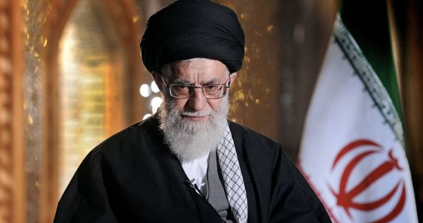 خامنئي: الشعب الإيراني لا يستسلم