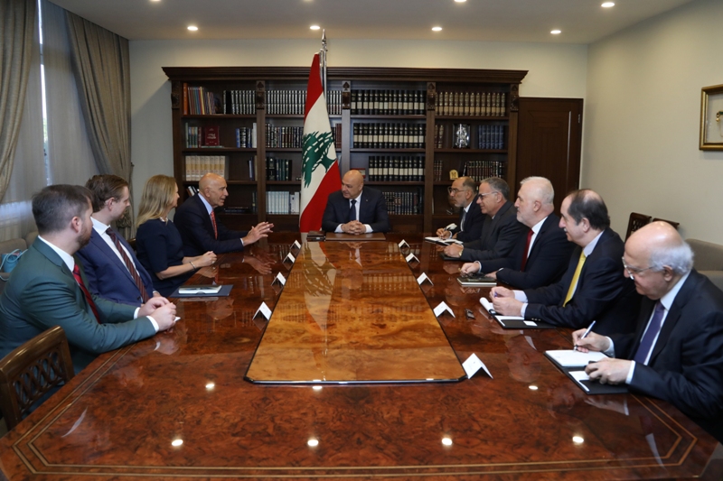 عون يلتقي باراك:  لبنان يتطلع إلى دعم واشنطن لاعادة النهوض على مختلف المستويات ومسيرة الإصلاحات بدأت ولن تتوقف