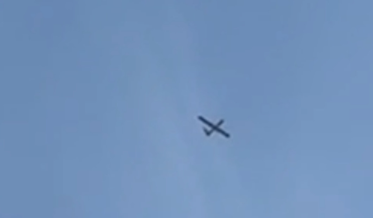 درون اسرائيلية تلقي قنبلة صوتية بالقرب من احد المزارعين في يارين