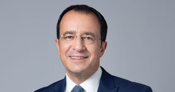 (*) الرئيس القبرصي اكد للرئيس عون أهميه لبنان في المنطقة وعمق العلاقات بين البلدين وسبل تعزيز التعاون
