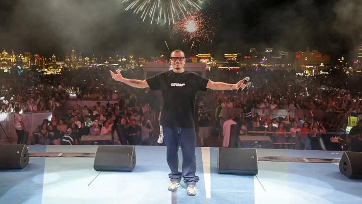 عمرو دياب يشعل موسم جدة وسط 10 آلاف متفرج