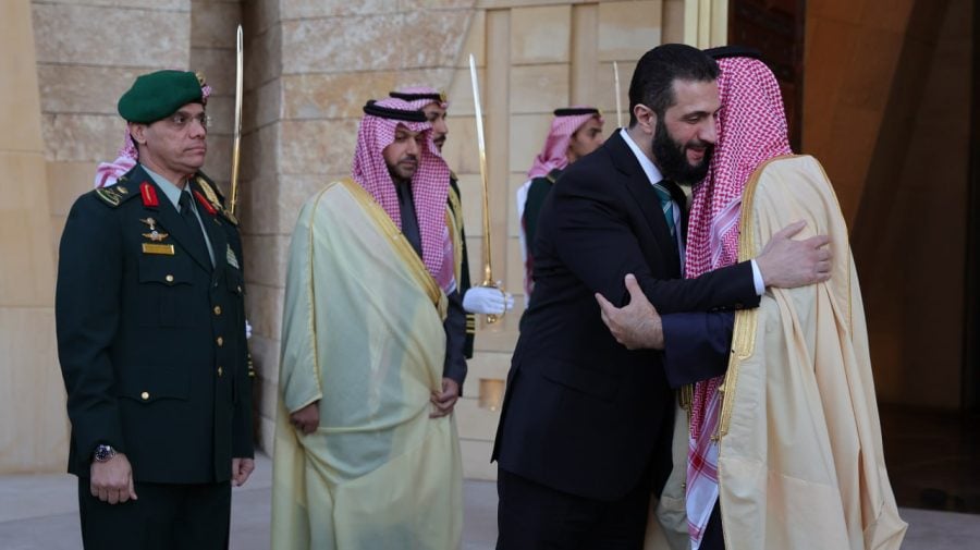 ولي العهد السعودي يرحب بإجراءات الرئيس السوري لاحتواء الأحداث في سوريا