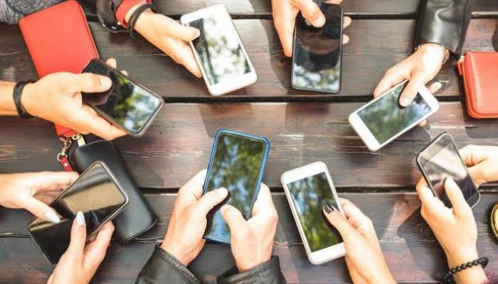 البالغون يتفقدون هواتفهم كل 10 دقائق!