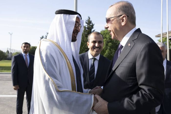 رئيس دولة الإمارات يصل تركيا.. وأردوغان في مقدمة مستقبليه