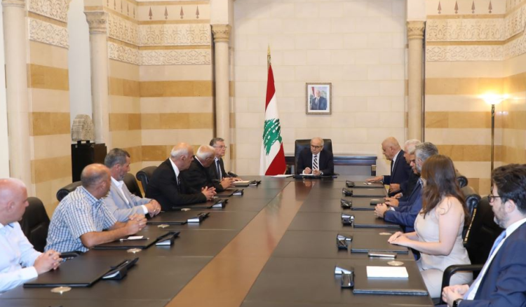 سلام يستمع الى معاناة أهالي بعض القرى الجنوبية..هذا ما وعد به