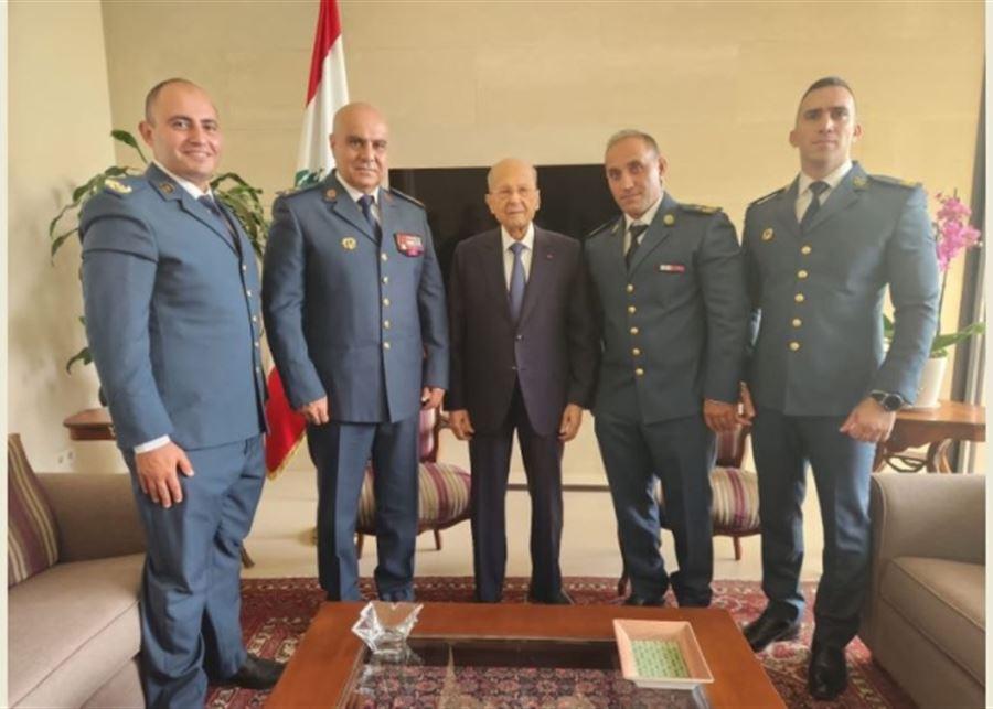 ميشال عون استقبل وفدا عسكريا مهنئاً بعيد الجيش