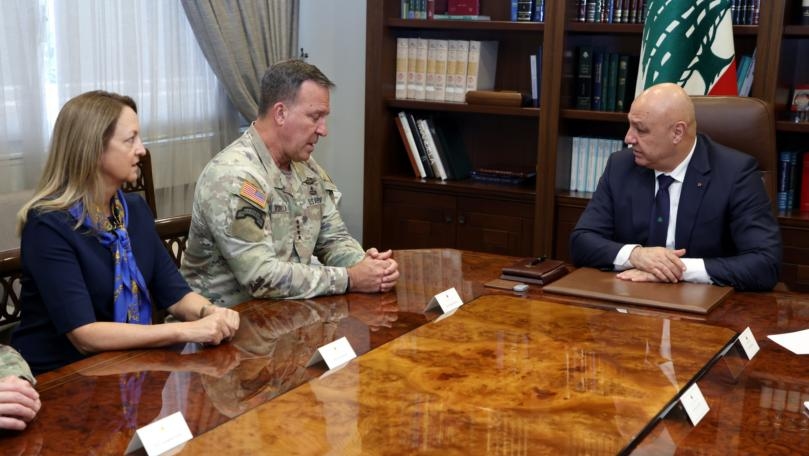 عون يبحث مع قائد القيادة المركزية الأميركية التعاون بين جيشي البلدين