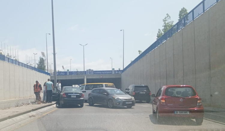 إصابات بحادث سيرعلى أوتوستراد المدينة الرياضية باتجاه خلدة