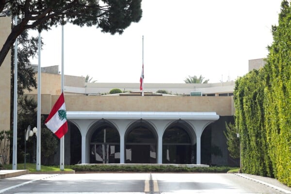 بذكرى 4 آب.. تنكيس علم لبنان في قصر بعبدا