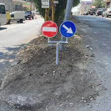 تركيب لافتات واشارات مرورية في اهدن
