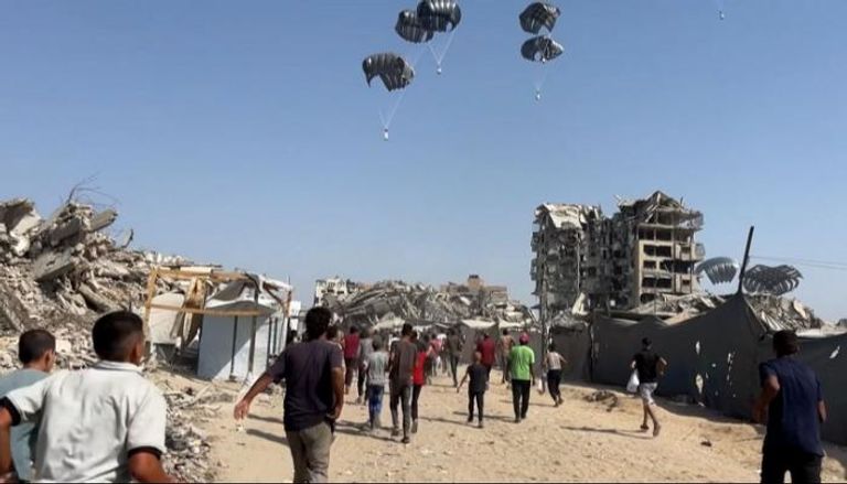الإمارات تنفذ الإنزال الجوي الـ72 للمساعدات في قطاع غزة